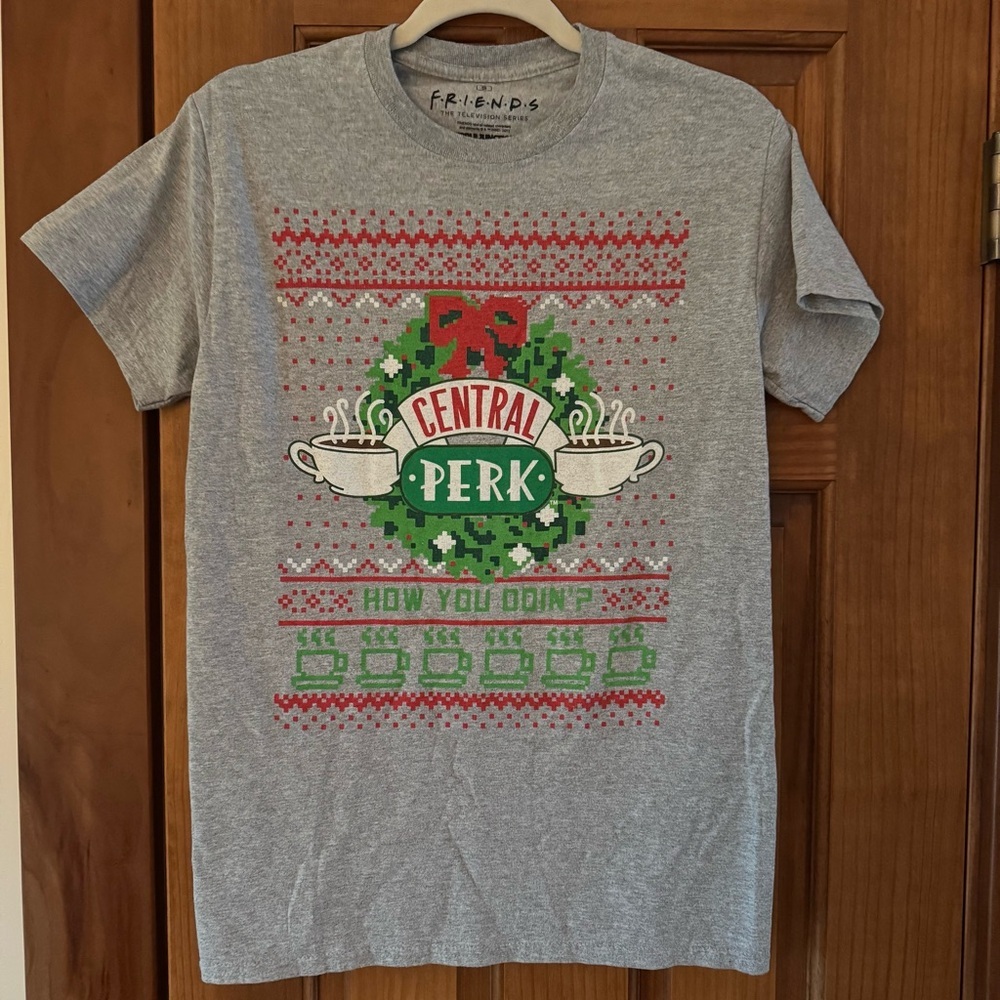 Central Perk Friends Christmas Wreath Shirt Men’s Small Holiday Short Sleeve Top